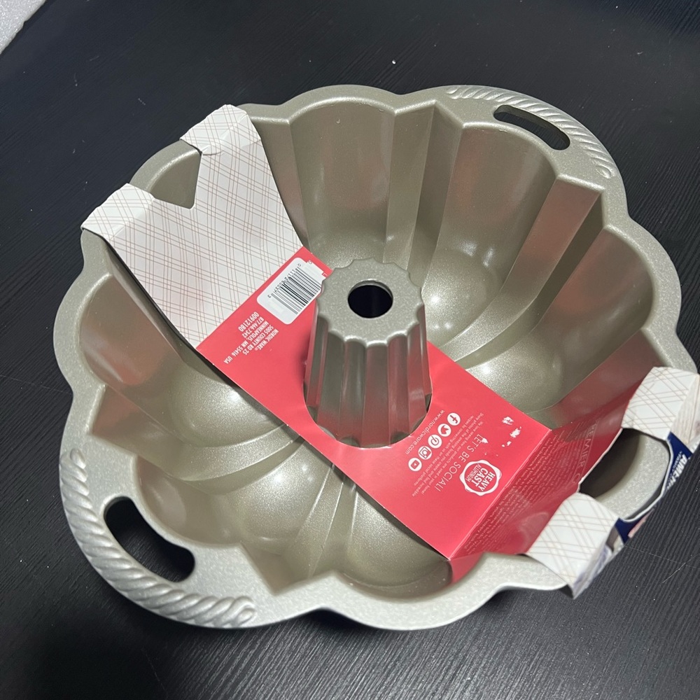 Nordic Ware NORDIC WARE For 10-15Cup(2.4-3.5 liters) Cake Bundt Anniversary Pan - Picture 6 of 10